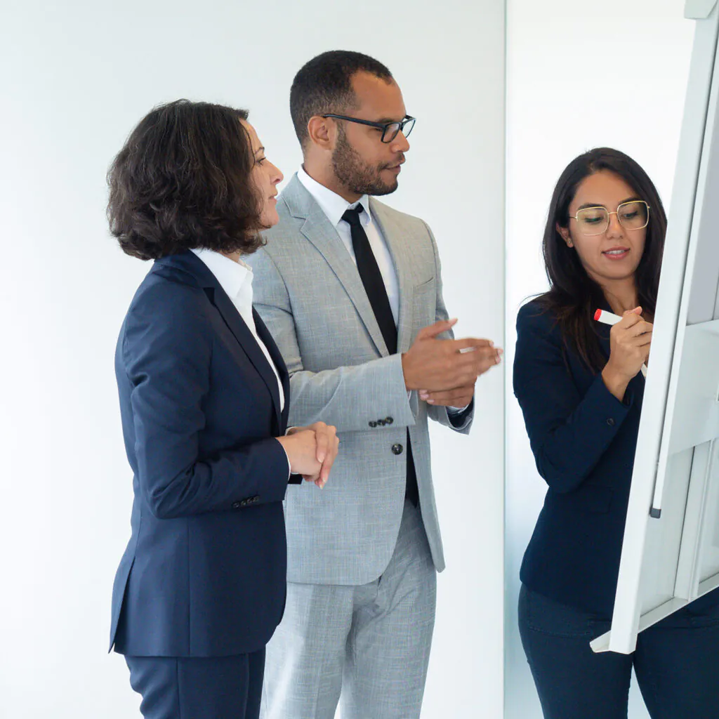 Empresários reunidos em uma distribuidora de inox