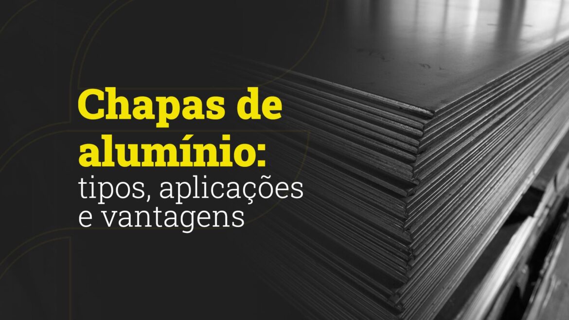 Diversas pilhas de chapas de alumínio em uma industria